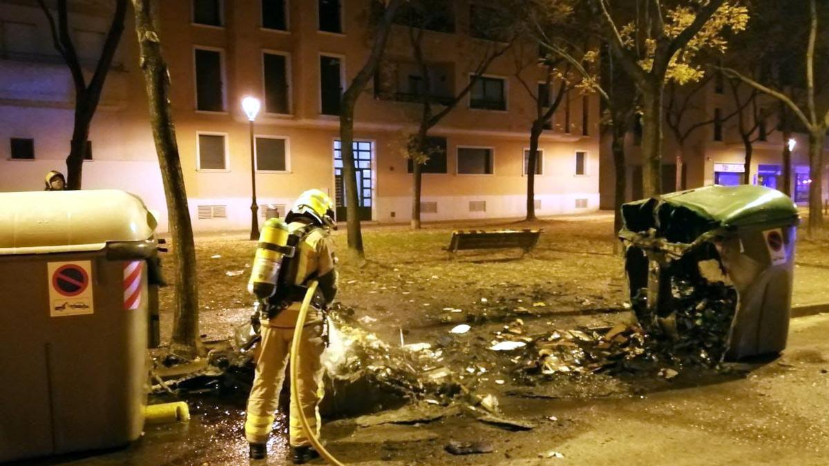 Incendien una desena de contenidors de les escombraries a Girona i Sabadell
