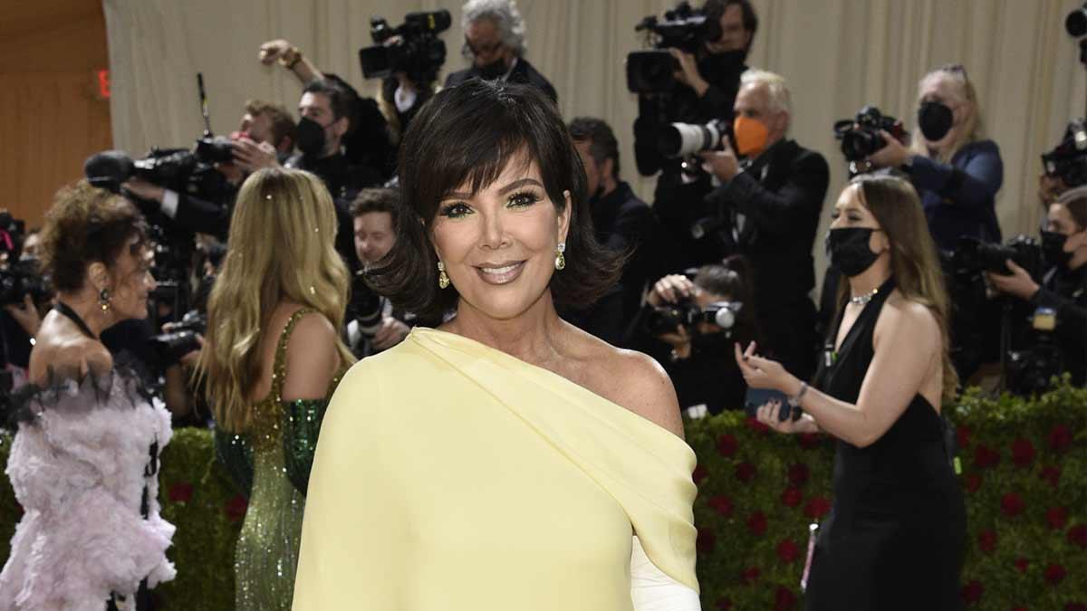 Kris Jenner luce en la gala MET casi el mismo vestido que Jennifer Lopez llevó a los Oscars en 2003