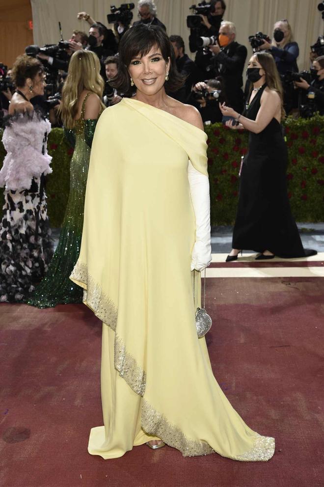 Kris Jenner lució un bonito diseño amarillo de Valentino