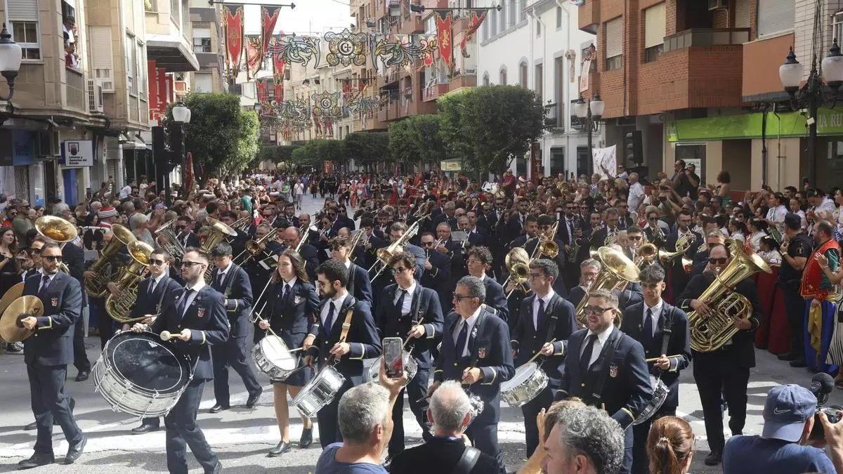 Villena brilla con su Gran Entrada que congrega a más de 10.000 festeros