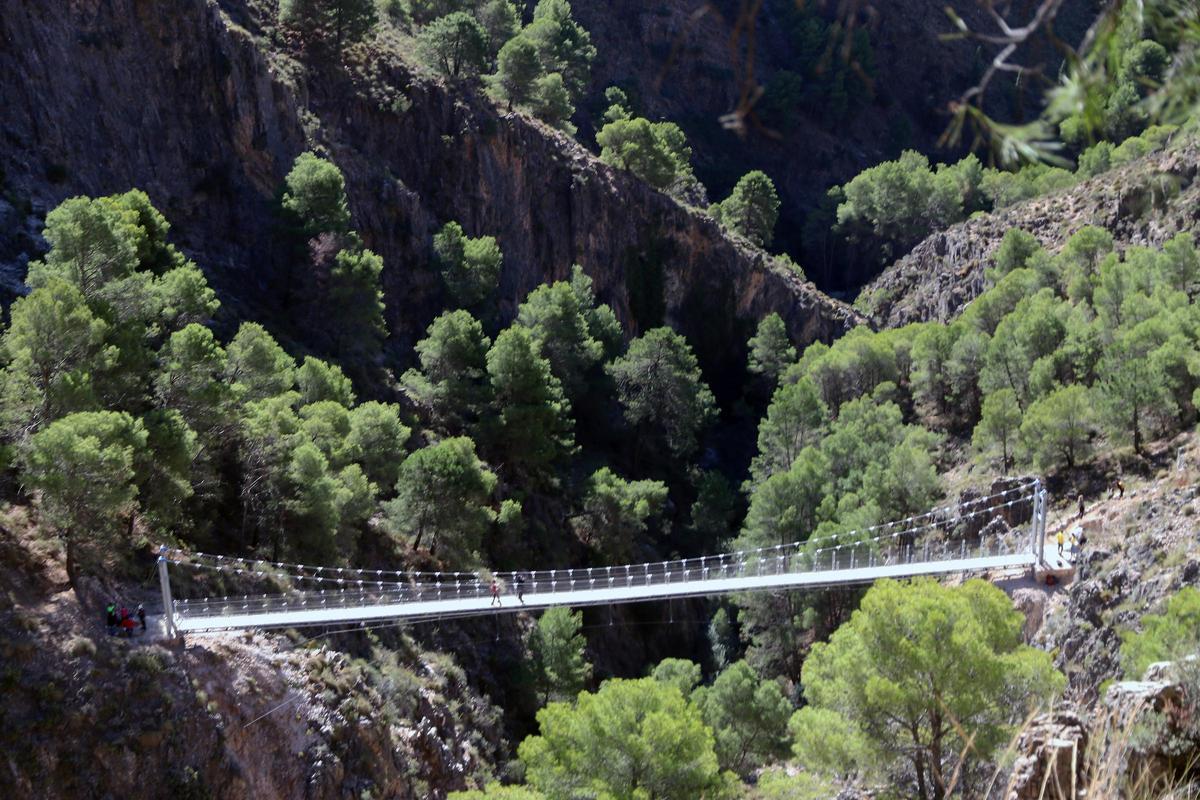 Archivo - La Gran Senda de Málaga (GR-249) cuenta desde este lunes con un nuevo y espectacular atractivo en el paraje de El Saltillo: un puente de 50 metros de longitud ubicado en un desfiladero que une los términos municipales de Sedella y Canillas de Ac