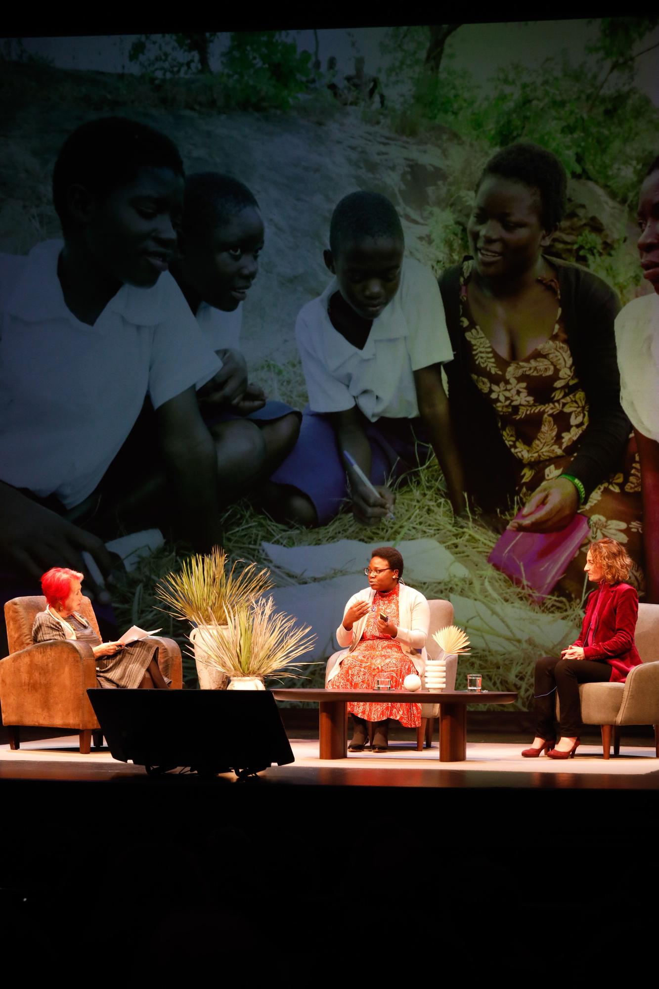 Lucas Lake y Fiona Mavhinga, de CAMFED, en el Palacio Valdés de Avilés: "Sólo puedes soñar cuando puedes estudiar"