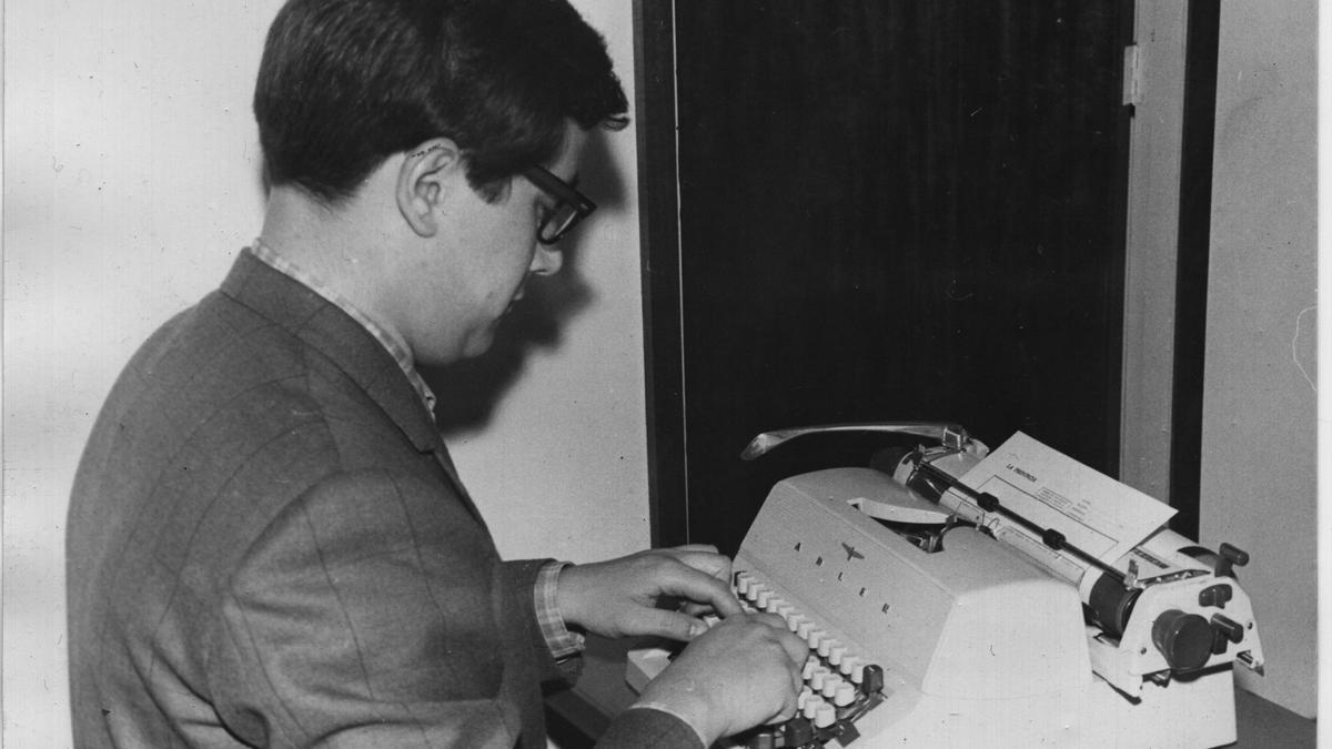 Guillermo García-Alcalde redactando en una máquina de escribir.