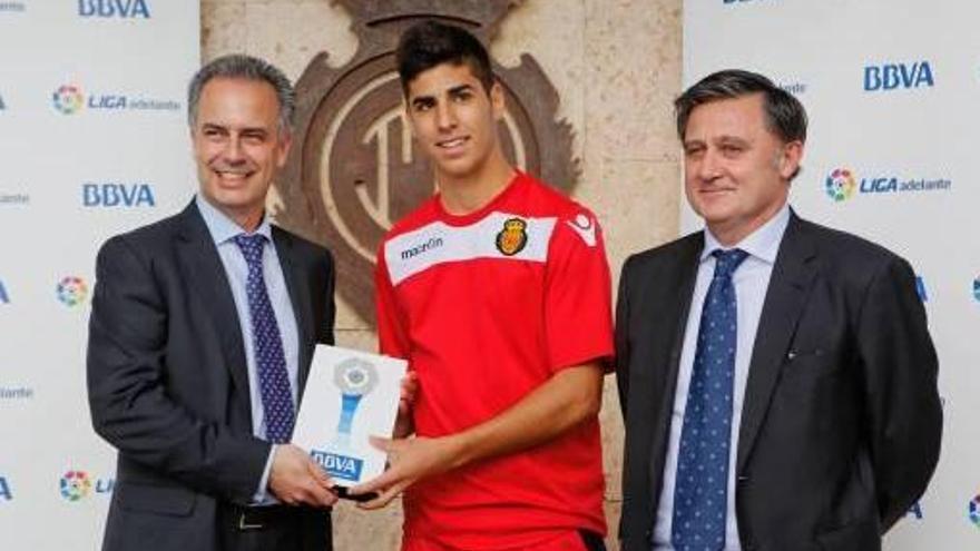 Marco recibe el trofeo de mejor jugador de la Liga Adelante ayer en Son Bibiloni.