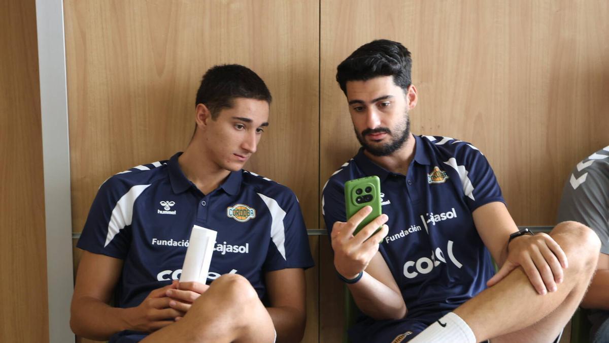 Gonzalo Orozco y Alejandro Rodríguez, en el regreso al trabajo del Cajasol Coto Córdoba.