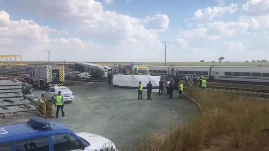 Accidente de tren en Zamora | Evacuación de uno de los maquinistas del descarrilamiento en La Hiniesta