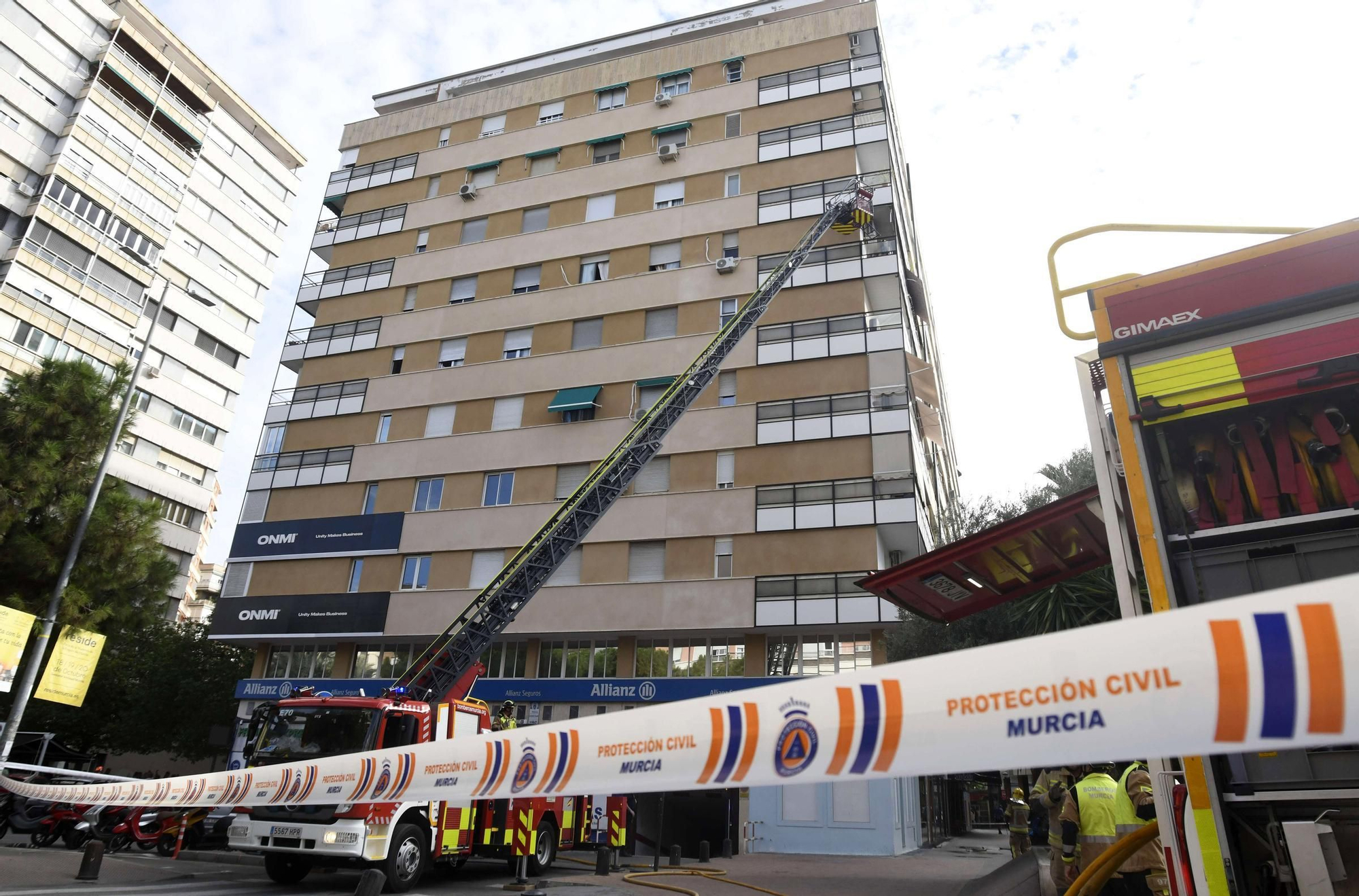 El incendio de un edificio en la Plaza Condestable, en imágenes