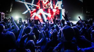 El popular DJ Steve Aoki actuó en Barcelona para 1.000 invitados de la firma IQOS.