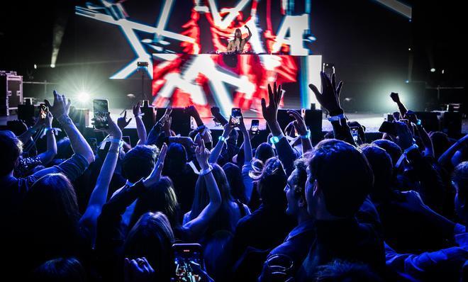 El popular DJ Steve Aoki actuó en Barcelona para 1.000 invitados de la firma IQOS.