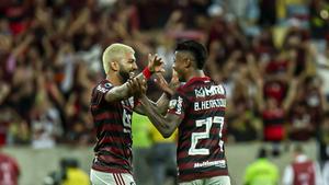 Bruno Henrique, el jugador del Flamengo, celebra un gol con su compañero Gabriel Barbosa en Maracaná.