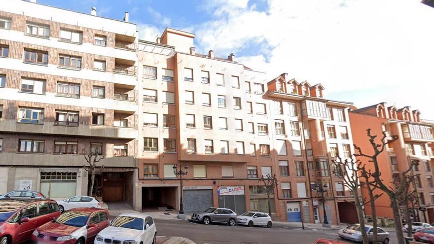Se cae de un cuarto piso de Oviedo cuando trataba de huir de la Policía tras agredir a su pareja
