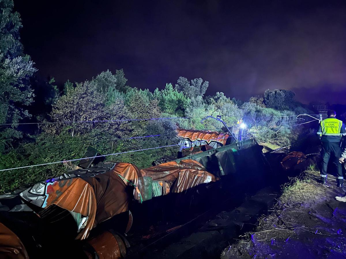 Descarrila un tren que transportaba bobinas de cobre en As Neves