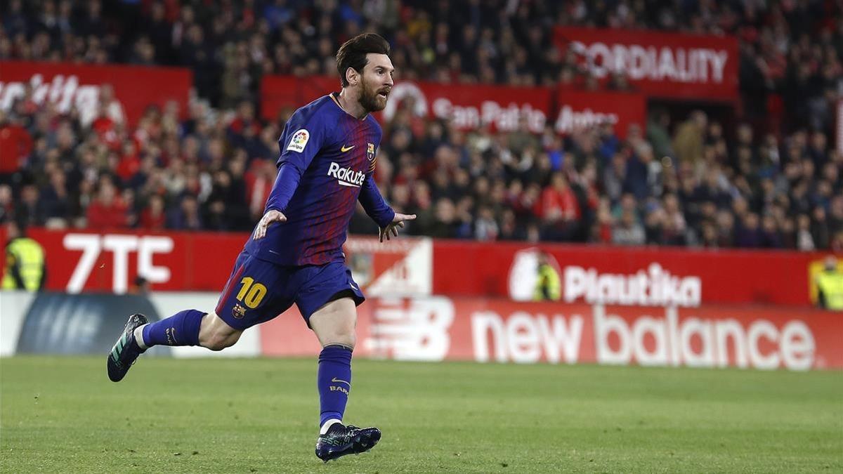 Messi celebra su gol al Sevilla, que permite al Barça seguir imbatido en la Liga.