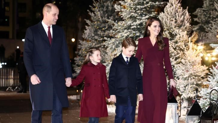 Los príncipes de Gales, Enrique y Kate, y sus hijos Jorge y Carlota se dirigen al concierto de Navidad en la Abadía de Westminster, el 15 de diciembre de 2022