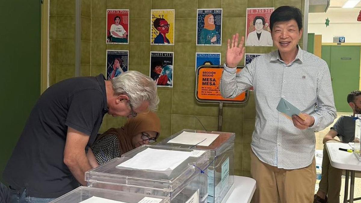 Un chino nacionalizado,  antes de depositar su voto.