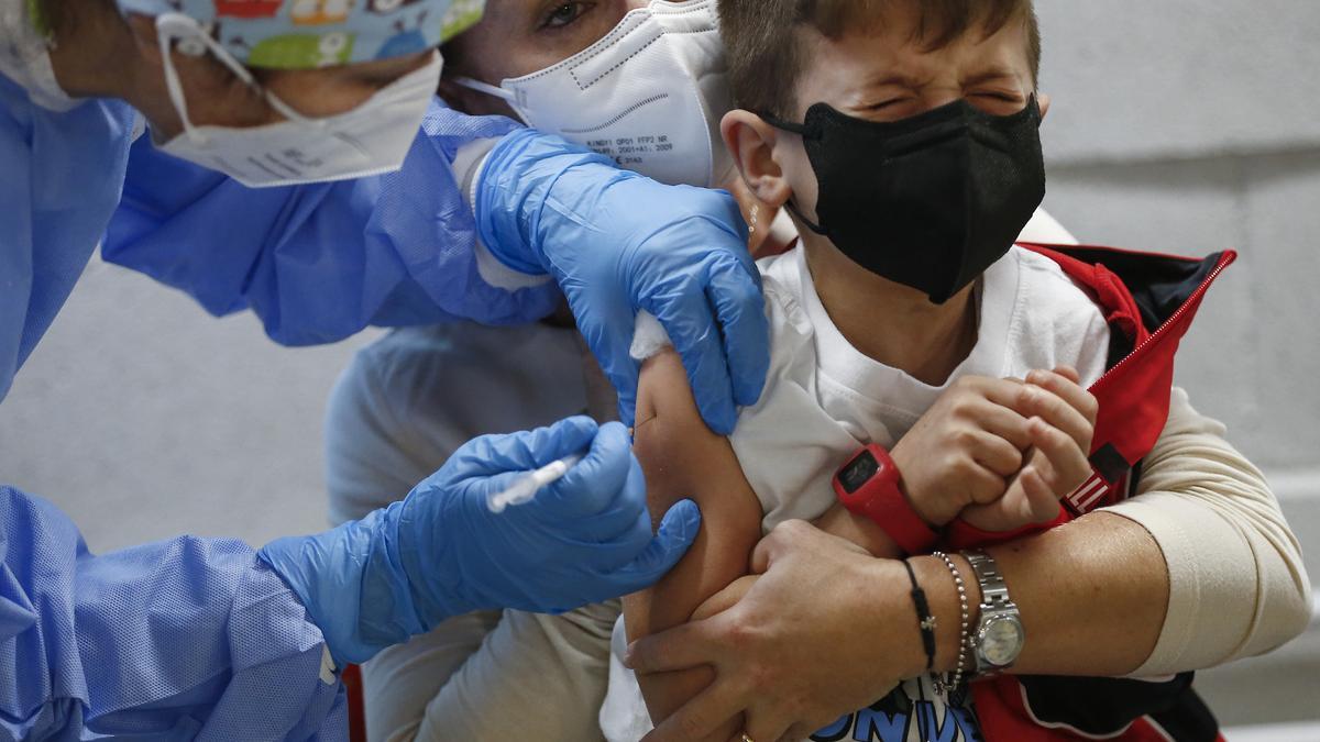 Un menor se vacuna en Roma.