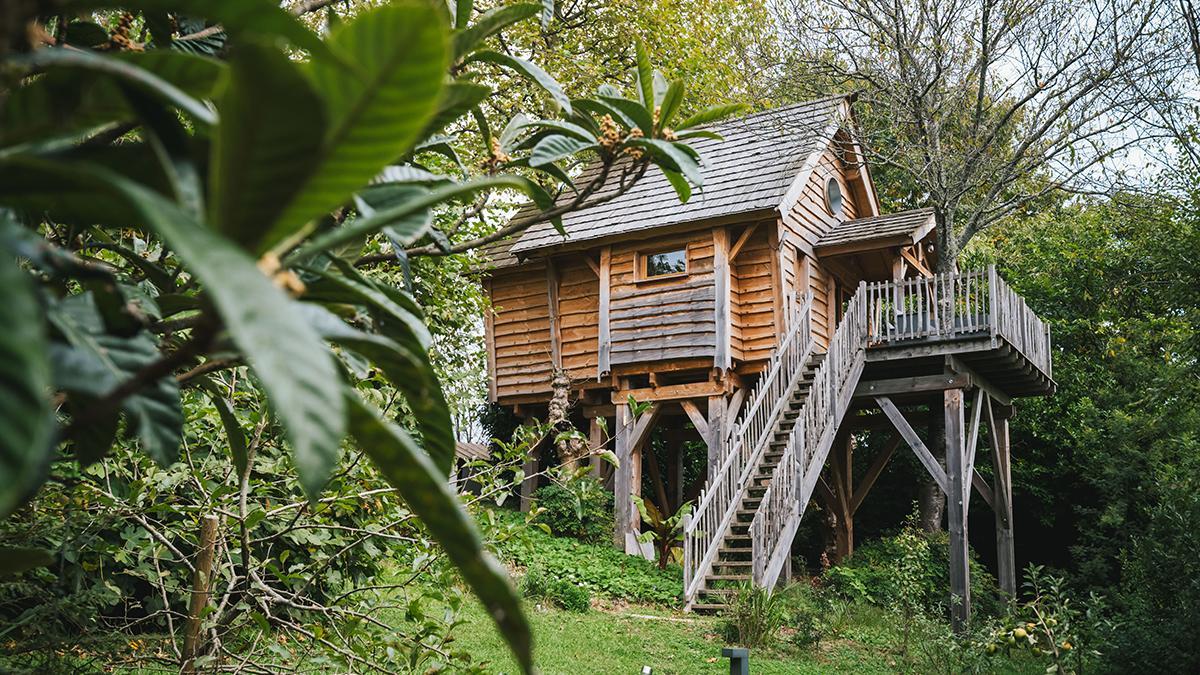 Cabañas elevadas en Maison Irriberria, una opción de alojamiento integrada en el entorno natural.