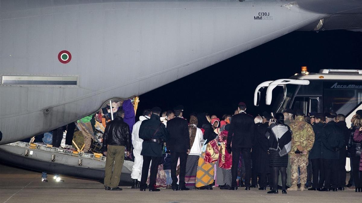 Los refugiados llegan la noche de este vienres al aeropuerto de Pratica di mare , en Roma