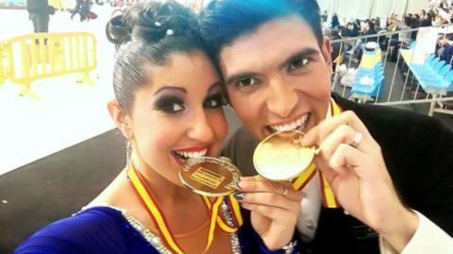 María y Néstor, con las medallas que obtuvieron.