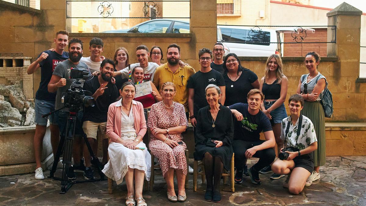 En Almonacid de la Cuba. Las tres actrices, con el equipo de 'Alcahuetas'.