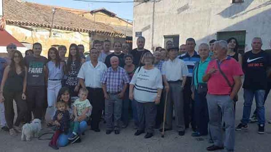 Eusebio Martín Ramos, en el centro, posa con su familia en la jornada en la que fue homenajeado.