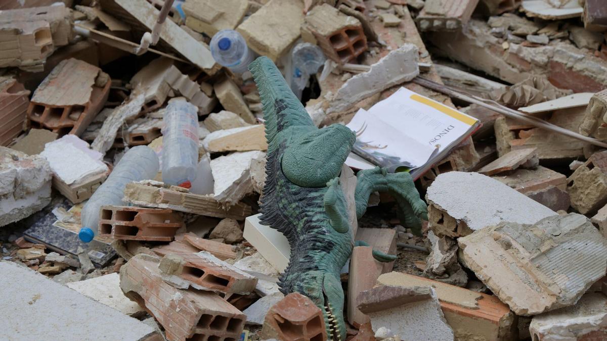 Un juguete sobre los escombros del edificio derrumbado en Benetússer.