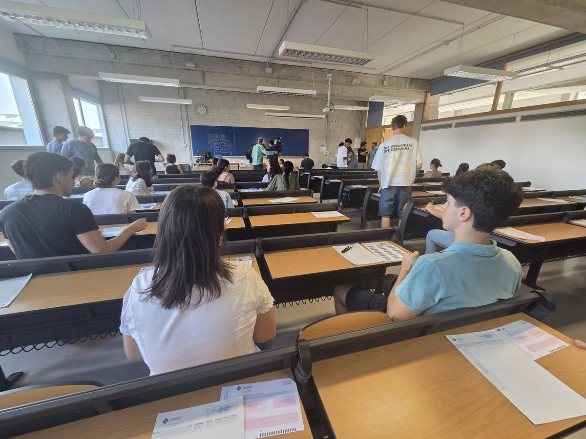 Arranca una Selectividad en la UIB marcada por los detectores de móviles y los nervios de casi 5.000 alumnos