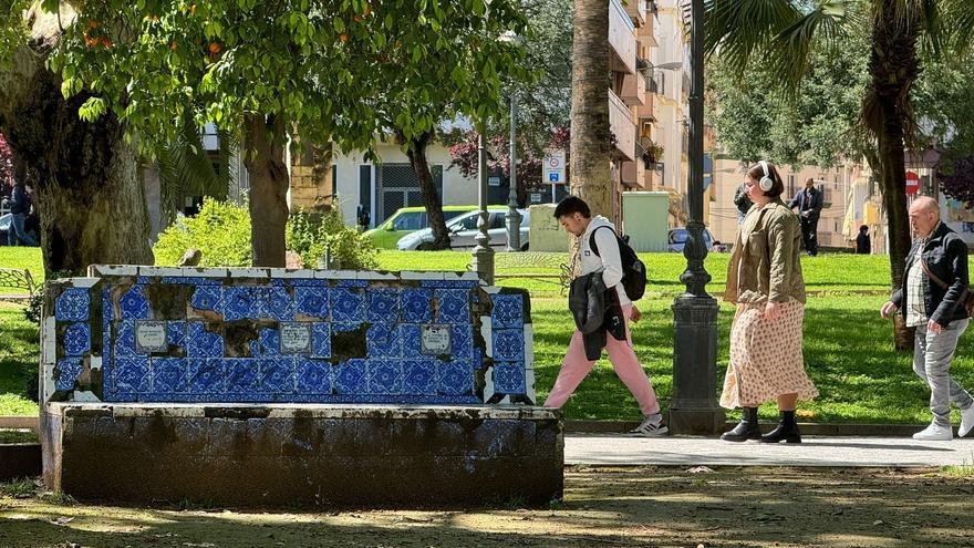 Una empresa de Sevilla replicará los azulejos de los bancos de los jardines de los Patos