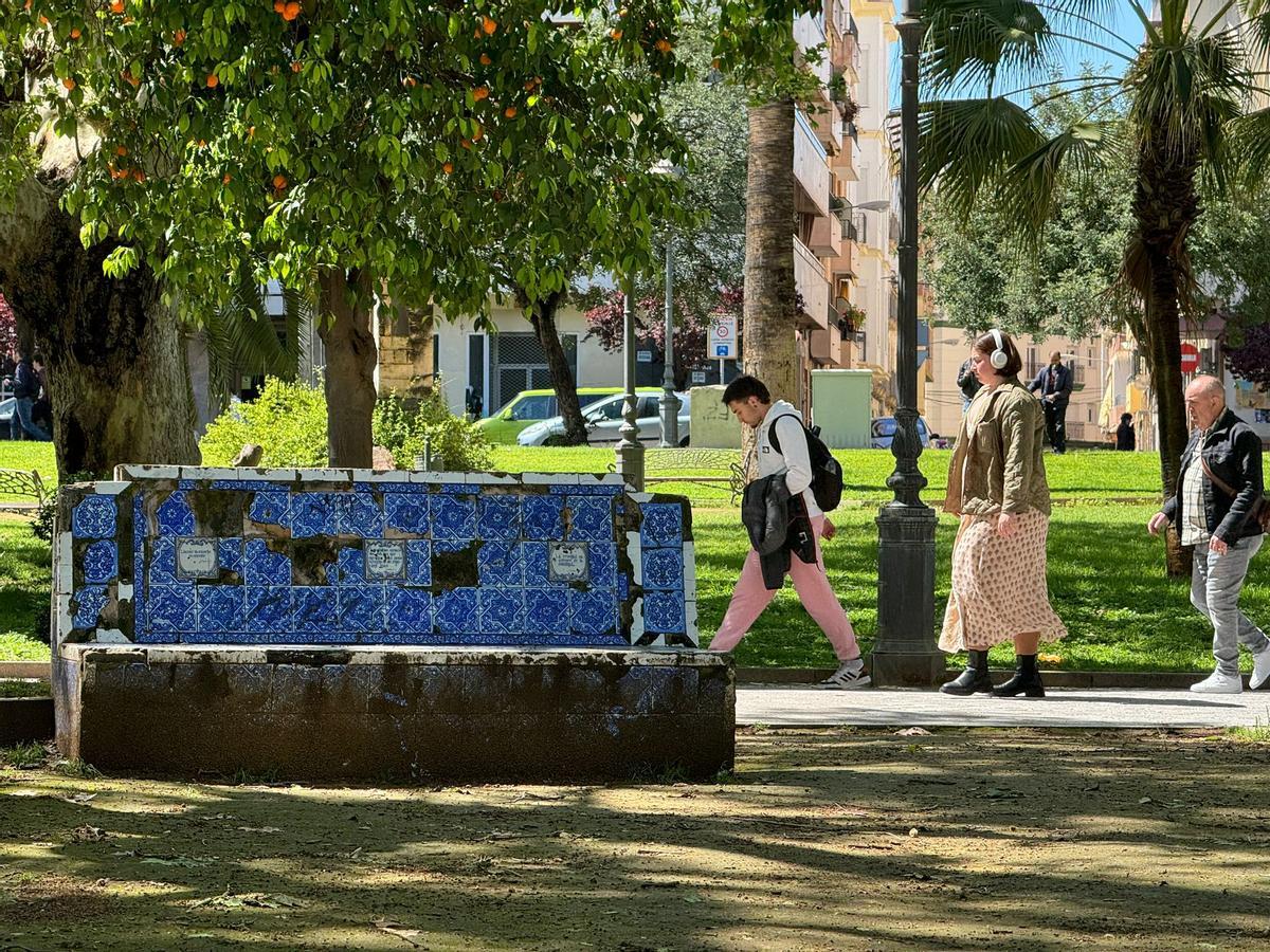 Una empresa de Sevilla replicará los azulejos de los bancos de los jardines de los Patos.