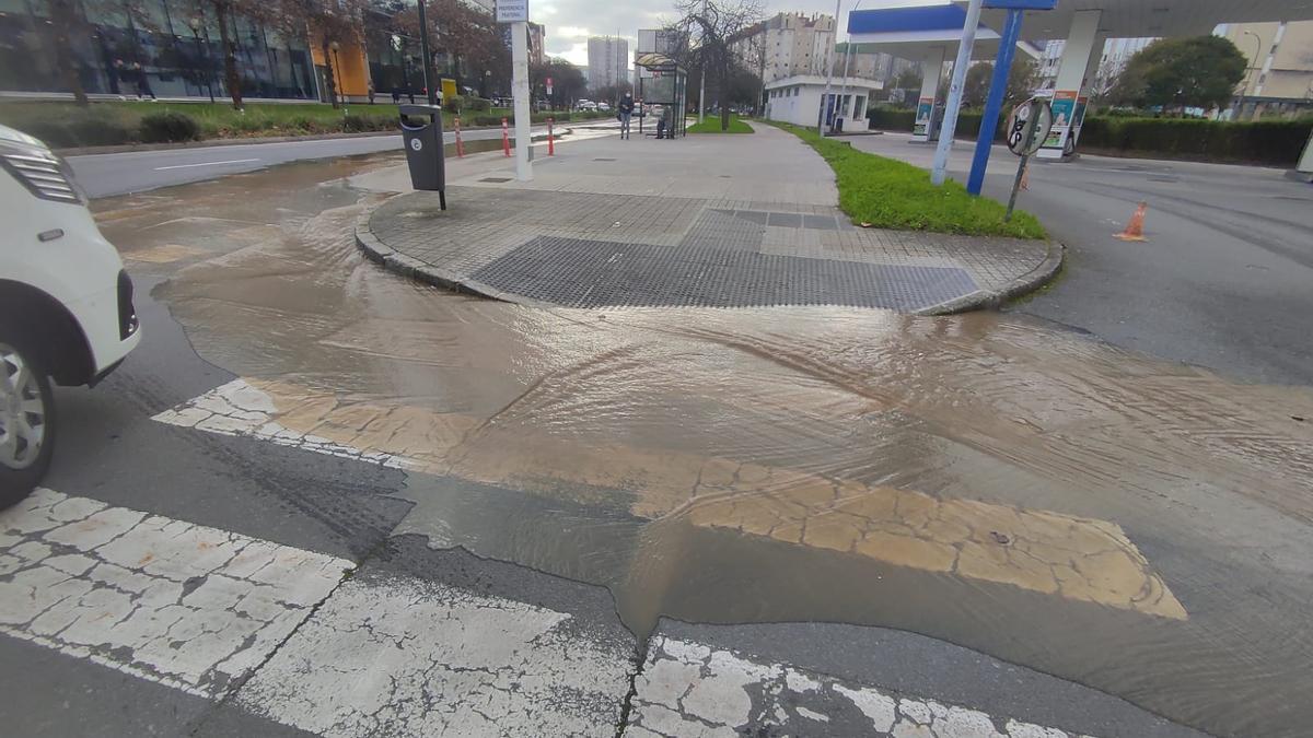 La rotura de una tubería obliga a cortar el tráfico en el entorno del mercado de Elviña