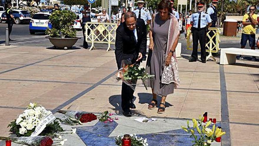 Quim Torra i la seva esposa, Carola Miró, fent una ofrena floral