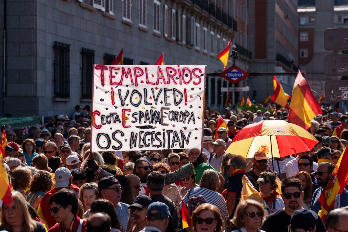 Cientos de personas portan pancarta con lema 'Templarios ¡volved! Ceuta, España, Europa os necesitan' durante una manifestación para expresar apoyo a Ceuta y exigir la celebración de elecciones generales, a 26 de septiembre de 2026, en Madrid (España). La movilización ha sido convocada por Sociedad Civil Española (SCE), que aglutina a más de 150 asociaciones civiles, bajo el lema 'Por la dignidad de España. II marcha por la dignidad. Elecciones ya. ¡En defensa de España! ¡Con Ceuta y Melilla!’. 26 SEPTIEMBRE 2026 MANIFESTACIÓN;PIXELADA Matias Chiofalo / Europa Press 26/09/2026. Matias Chiofalo