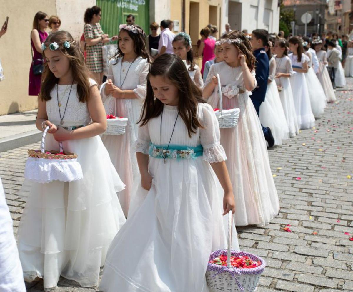 Niñas vestidas de primera comunión durante la procesión celebrada ayer. | Jose Luis Fernández