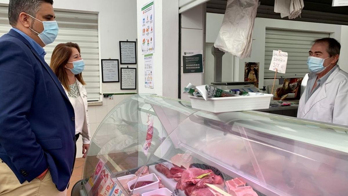 El alcalde de Mijas, Josele  González, y la edil Verónica Engsberg visitan un puesto del Mercado de Abastos de Mijas Pueblo.