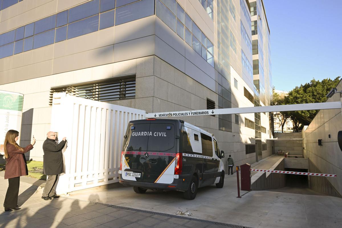 La Guardia Civil en la Ciudad de la Justicia de Almería durante la investigación del caso mascarillas