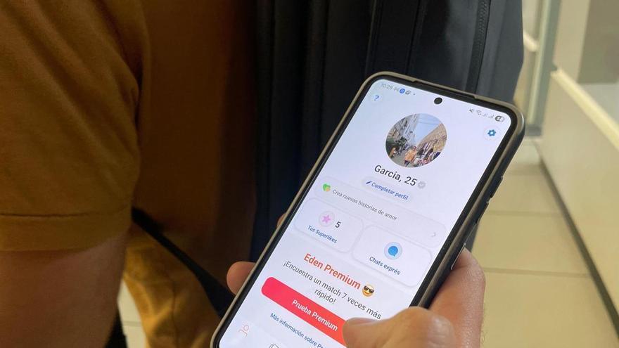 Las aplicaciones para ligar entre jóvenes católicos que más triunfan en la visita del Papa
