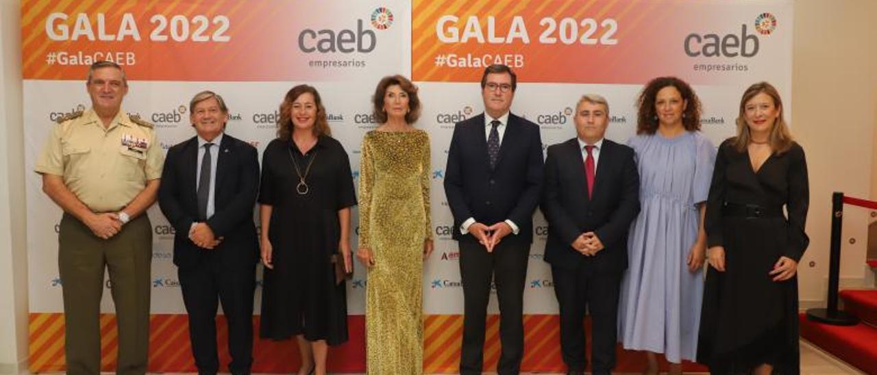 Planas y Garamendi, en el centro, durante la Gala del Empresario de CAEB.