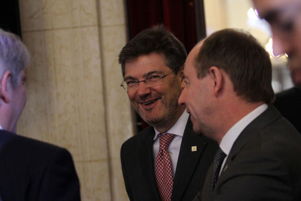 François Hollande y Mariano Rajoy son recibidos con honores junto al Ayuntamiento de Málaga. Antes del almuerzo, han visitado el Museo de Málaga.