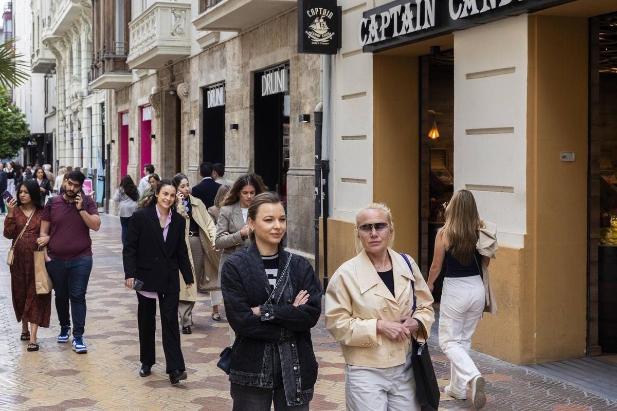 Viandantes en la calle Don Juan de Austria.