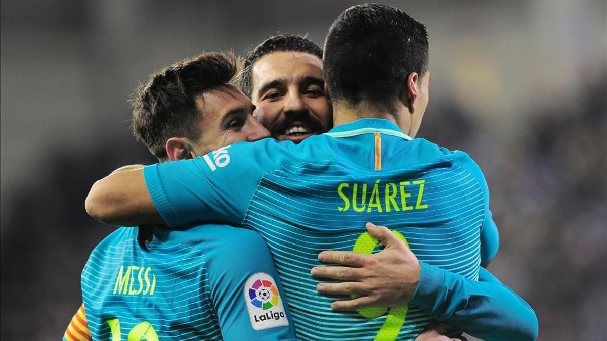 Leo Messi y Arda Turan felicitan a Luis Suárez, autor de un gol