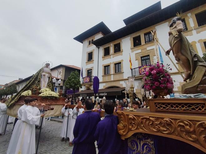 La multitudinaria procesión de El Resucitado en Villaviciosa, en imágenes