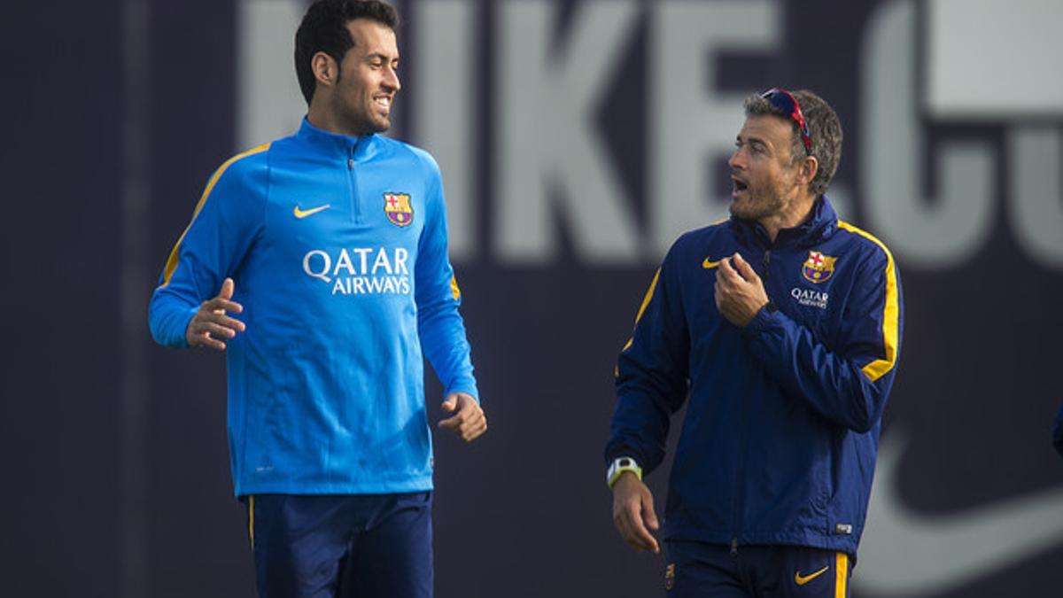 Luis Enrique conversa con Busquets antes de empezar un entrenamiento