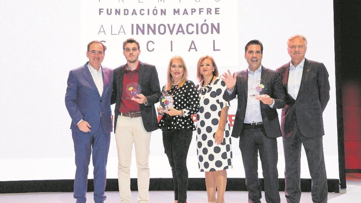 Antonio Huertas, presidente de Fundación Mapfre; Cristina Gallach, Alta Comisionada para la Agenda 2030 del Gobierno de España; Ignacio Baeza, vicepresidente de Fundación Mapfre y los ganadores de la segunda edición.