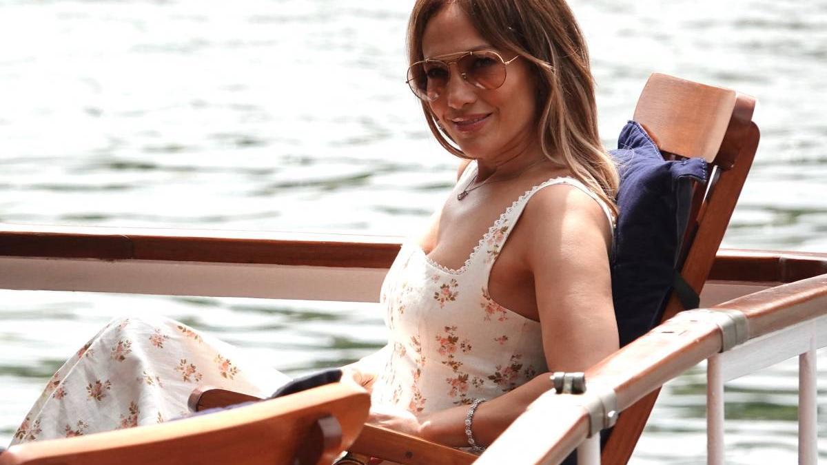 Jennifer Lopez con vestido de flores durante su luna de miel