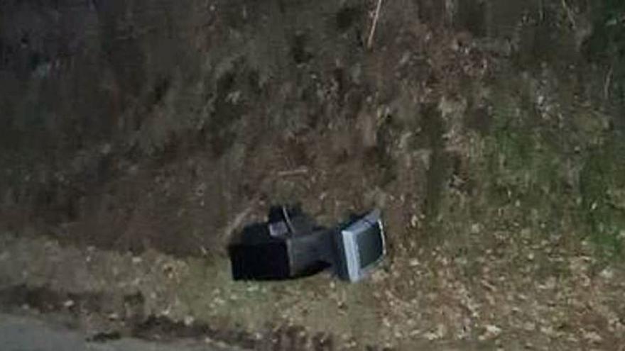 Los dos televisores están junto a la cuneta de una pista.