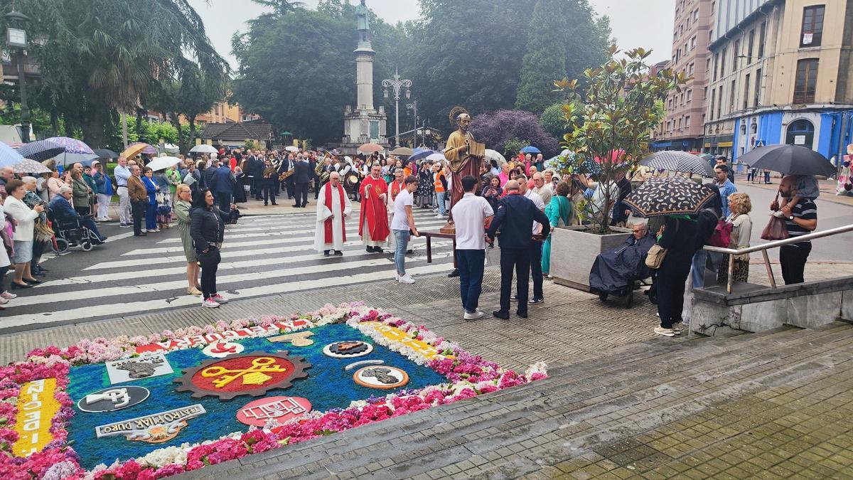 La llegada del San Pedro a la iglesia tras la procesión.