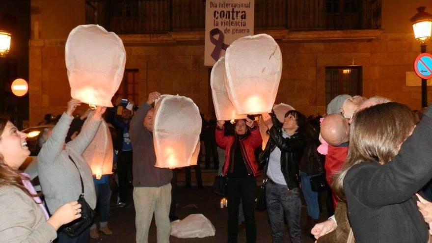 Arriondas homenajea a las víctimas de la violencia machista