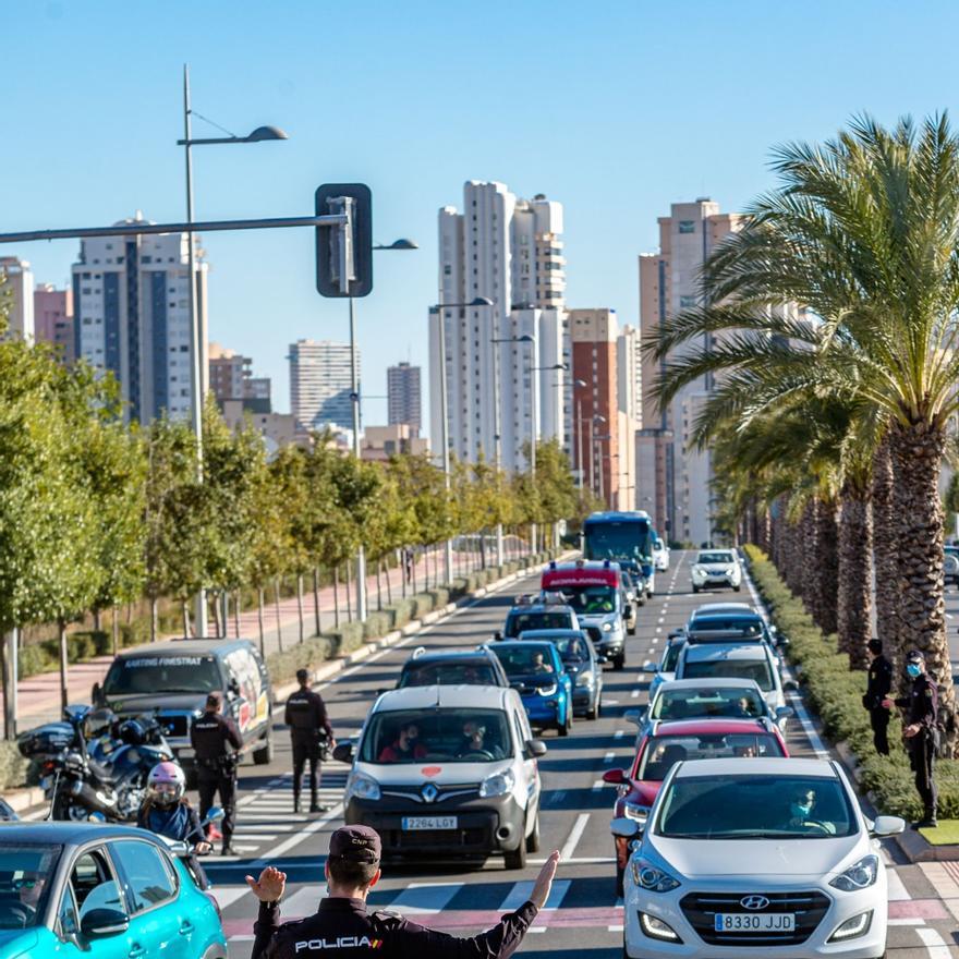 Los controles policiales provocan colas kilométricas en Alicante