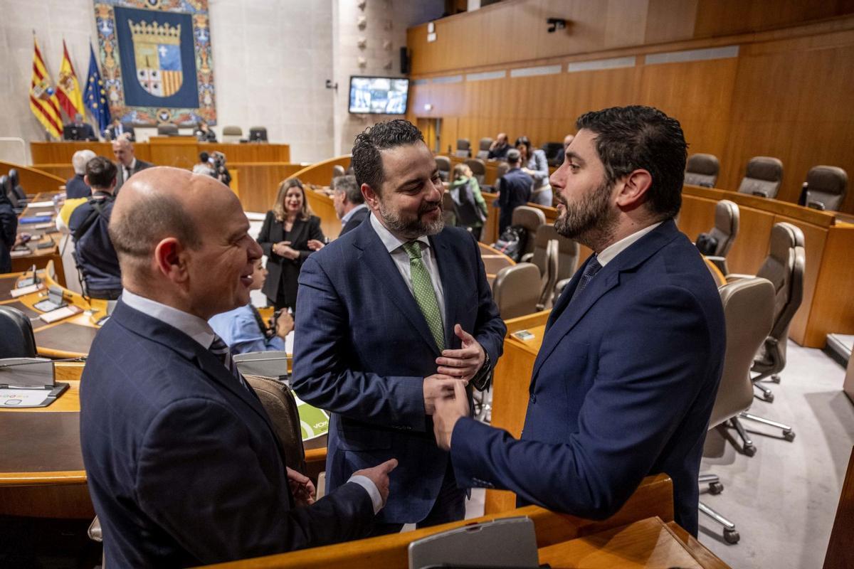 Los diputados de Vox Morón, Arranz y Nolasco, en el pleno de las Cortes.