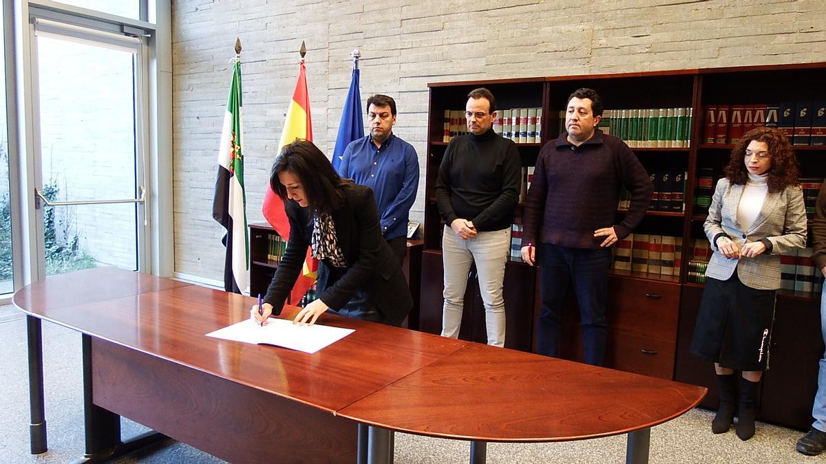 Firma del acuerdo con la consejera de Educación, Esther Gutiérrez.